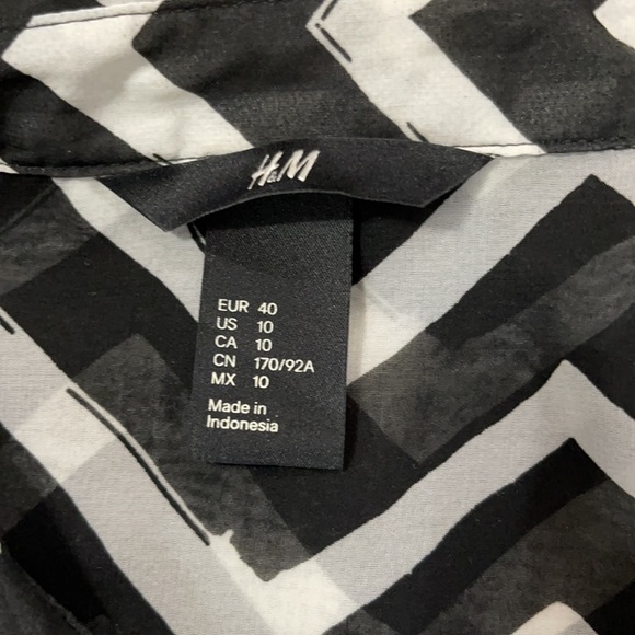 H&M Sleeveless Blouse Black White Chevron Pattern - Picture 7 of 8